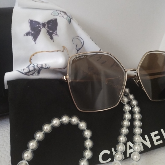 CHANEL SUNGLASSES WITH PEARL ATTACHMENT - Picture 1 of 16